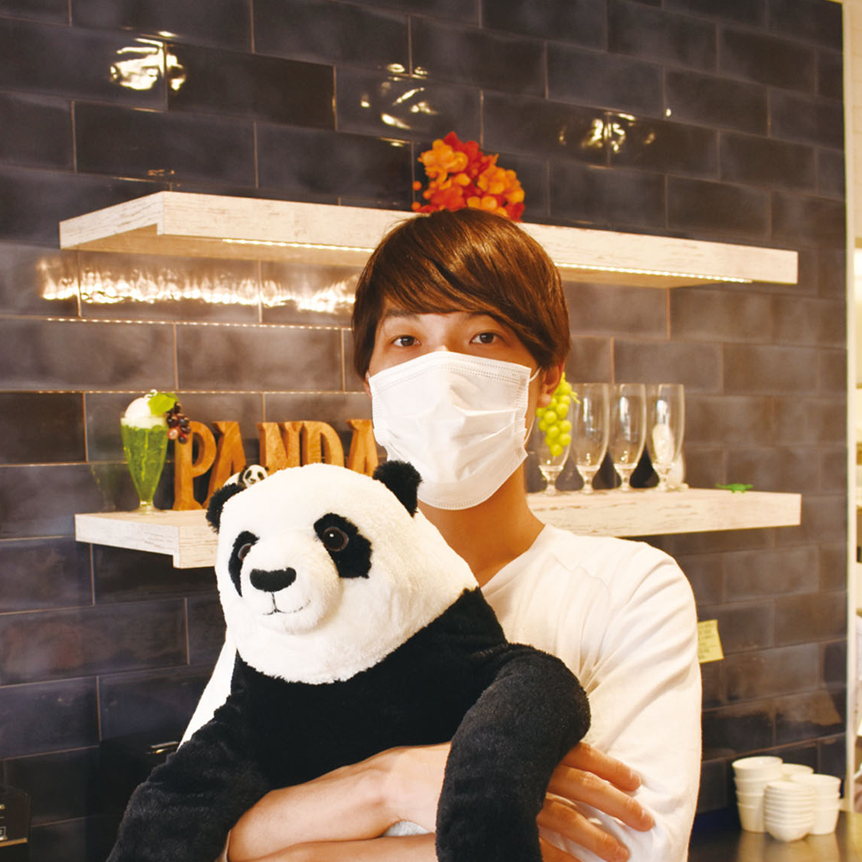 パンダを抱える店長の松岡さん