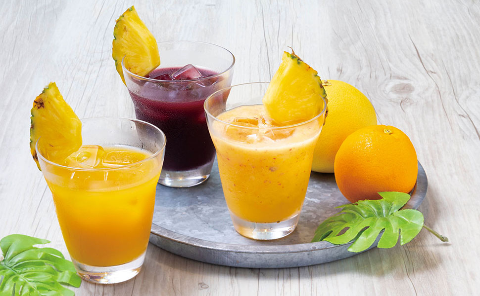 オレンジジュースやグレープジュースなどがコップに並べられた写真