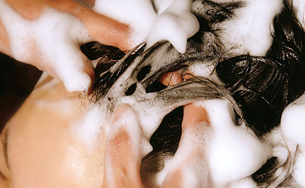 ふわふわの泡で髪と地肌の汚れを洗い流す