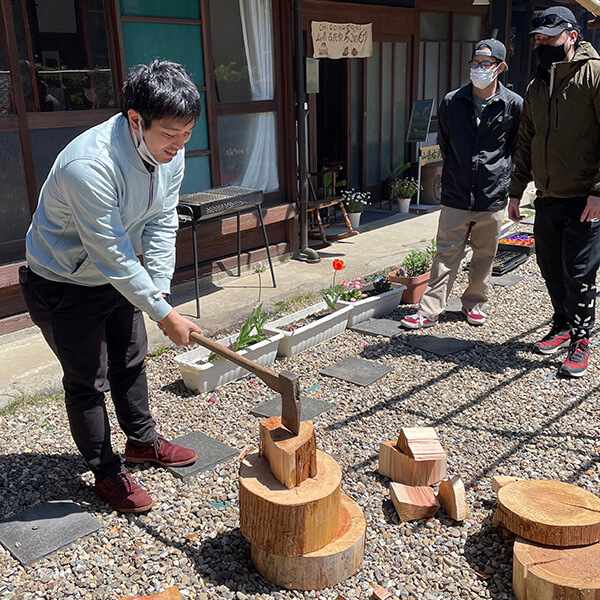 山県古民家ちごのもりで薪割り体験