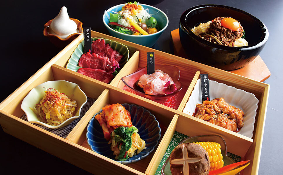 松花堂盛り合わせとお好きなご飯ものが選べる人気のランチ。