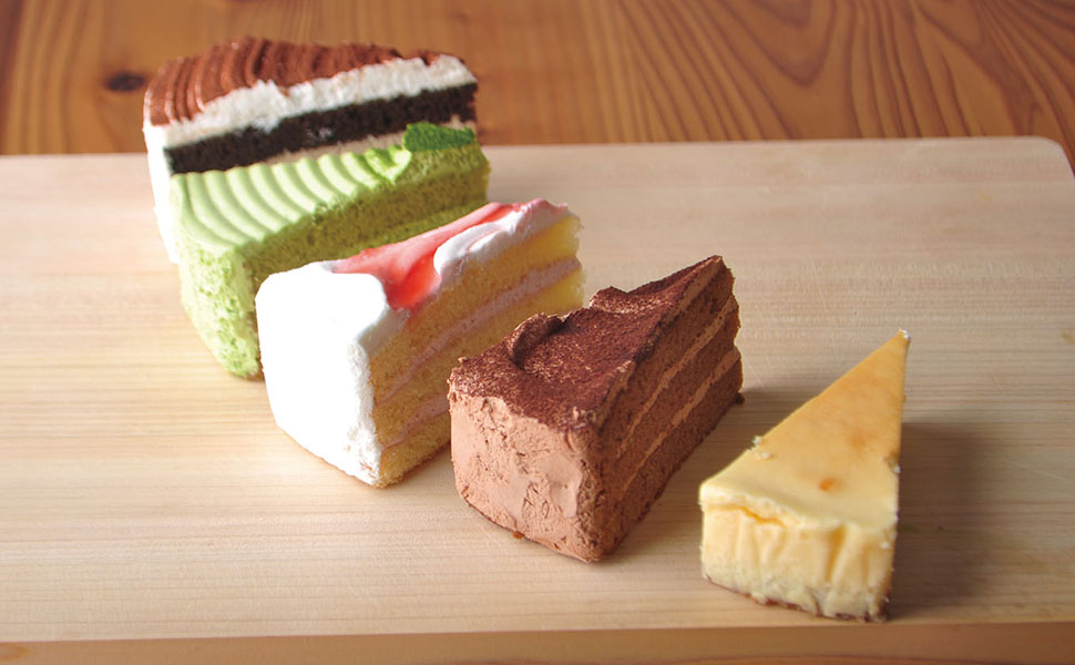 5種類のカットケーキが並んでいる