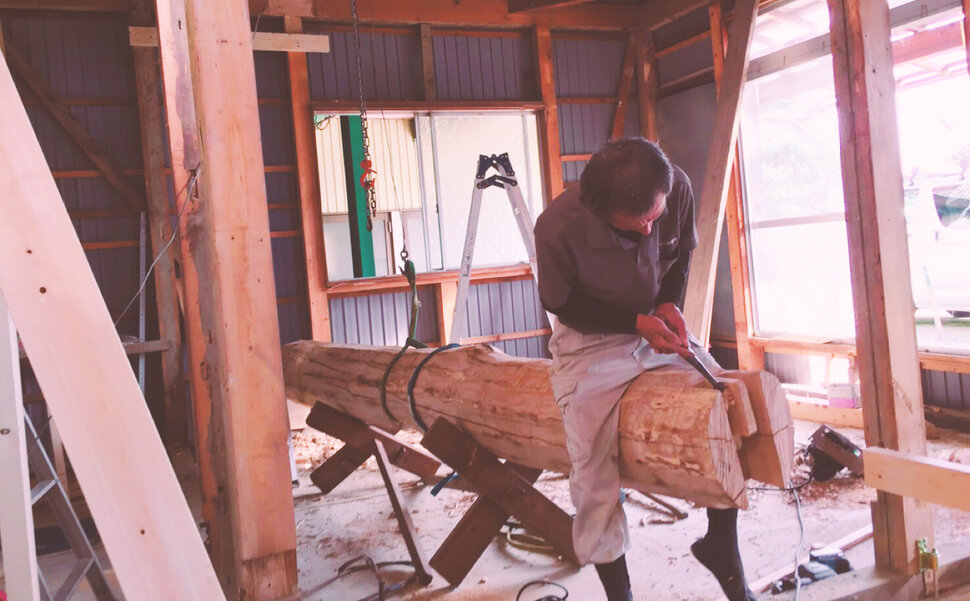 丸永建設株式会社の木材加工風景