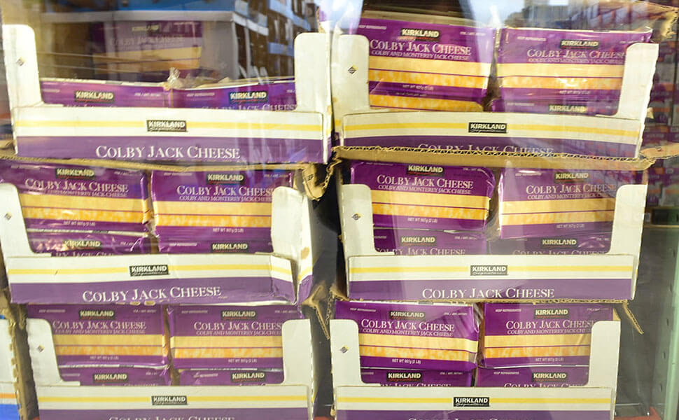コストコのコルビージャックチーズが店頭に並ぶ
