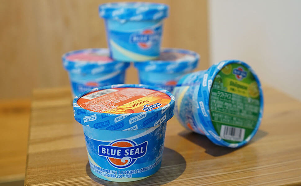 青色のパッケージのカップアイスが並ぶ