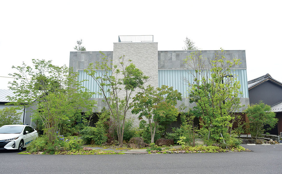 一宮市木曽川町にある、緑の木々に囲まれた如月不動産の社屋。