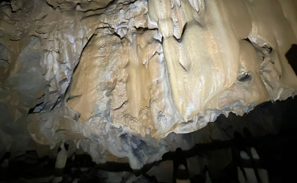 縄文洞の鍾乳石の滝