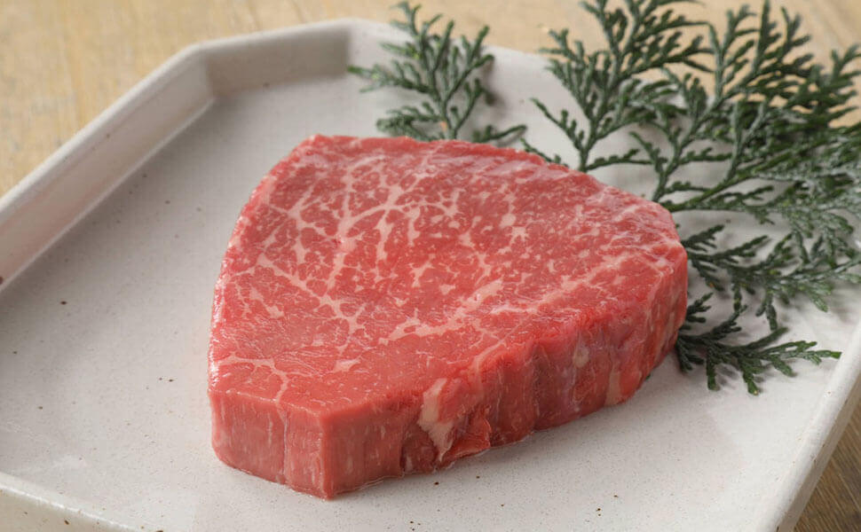 お皿の上に乗った焼く前の飛騨牛赤身ステーキ