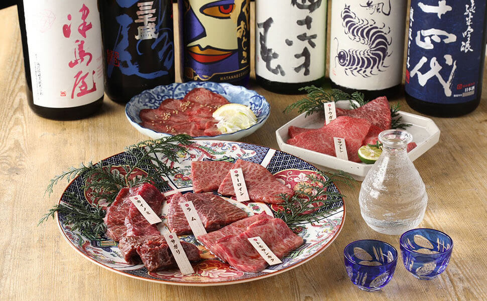 机に並べられた6種類の日本酒と飛騨牛