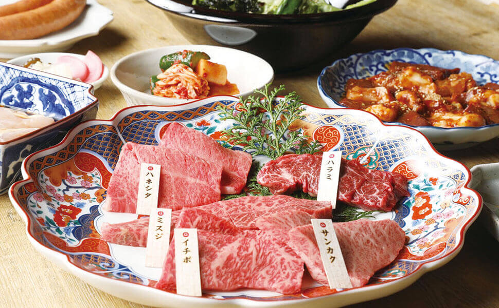 飛騨牛、ホルモン、キムチの盛り合わせなどのセットがお皿に盛られている。