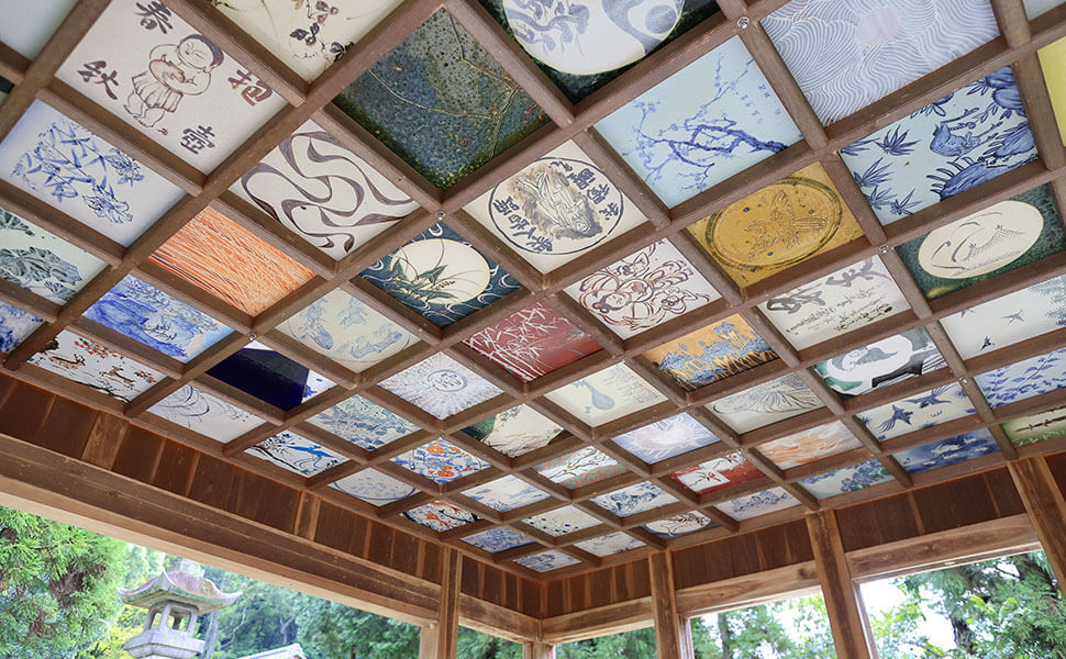 市之倉八幡神社の休憩所の陶天井