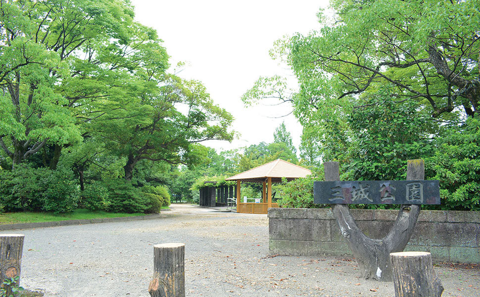 大垣市加賀野の三城公園入口から見える緑豊かな風景