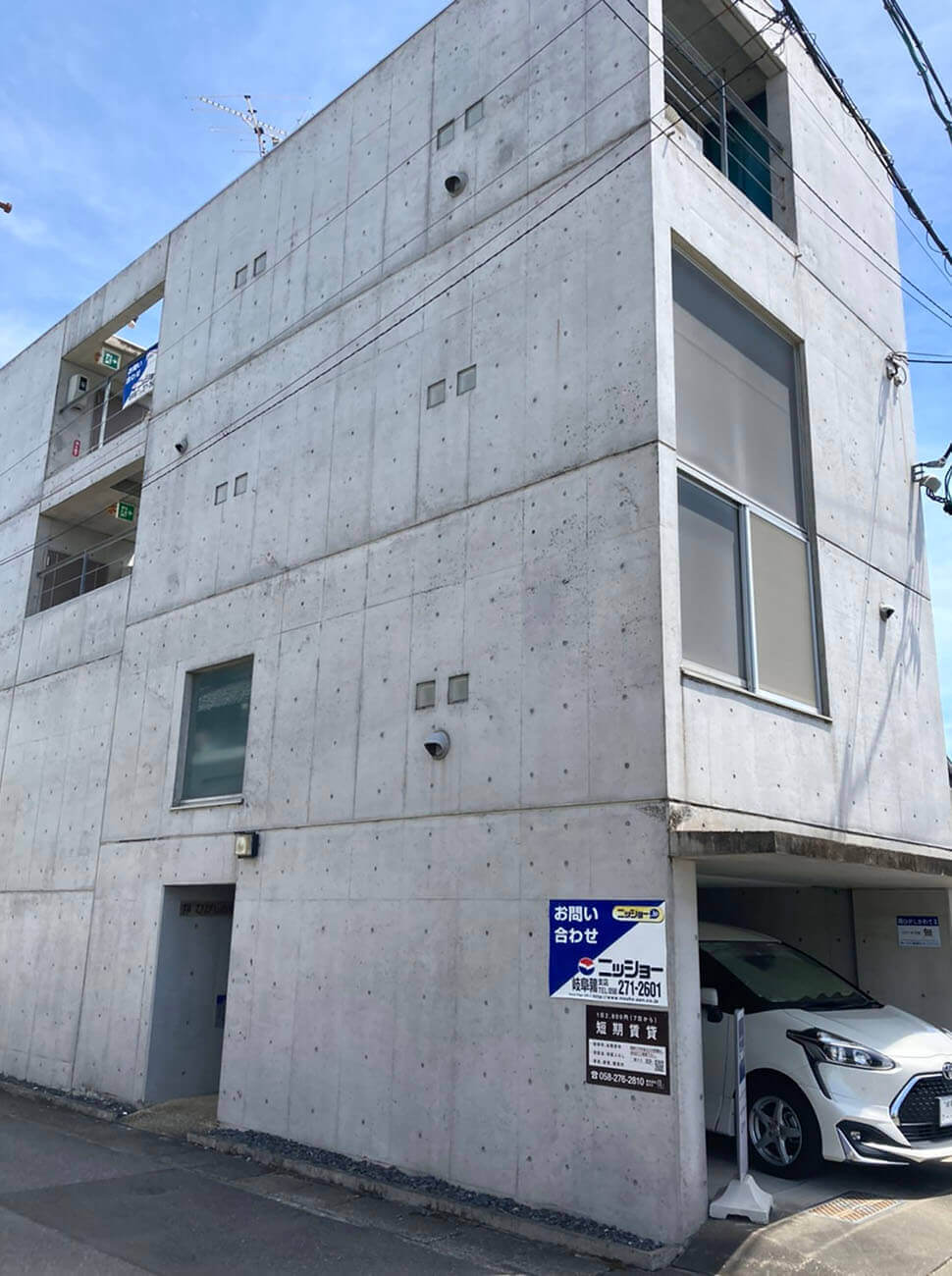 コンクリート打ちっぱなしのビル。アイラッシュサロンステルラ