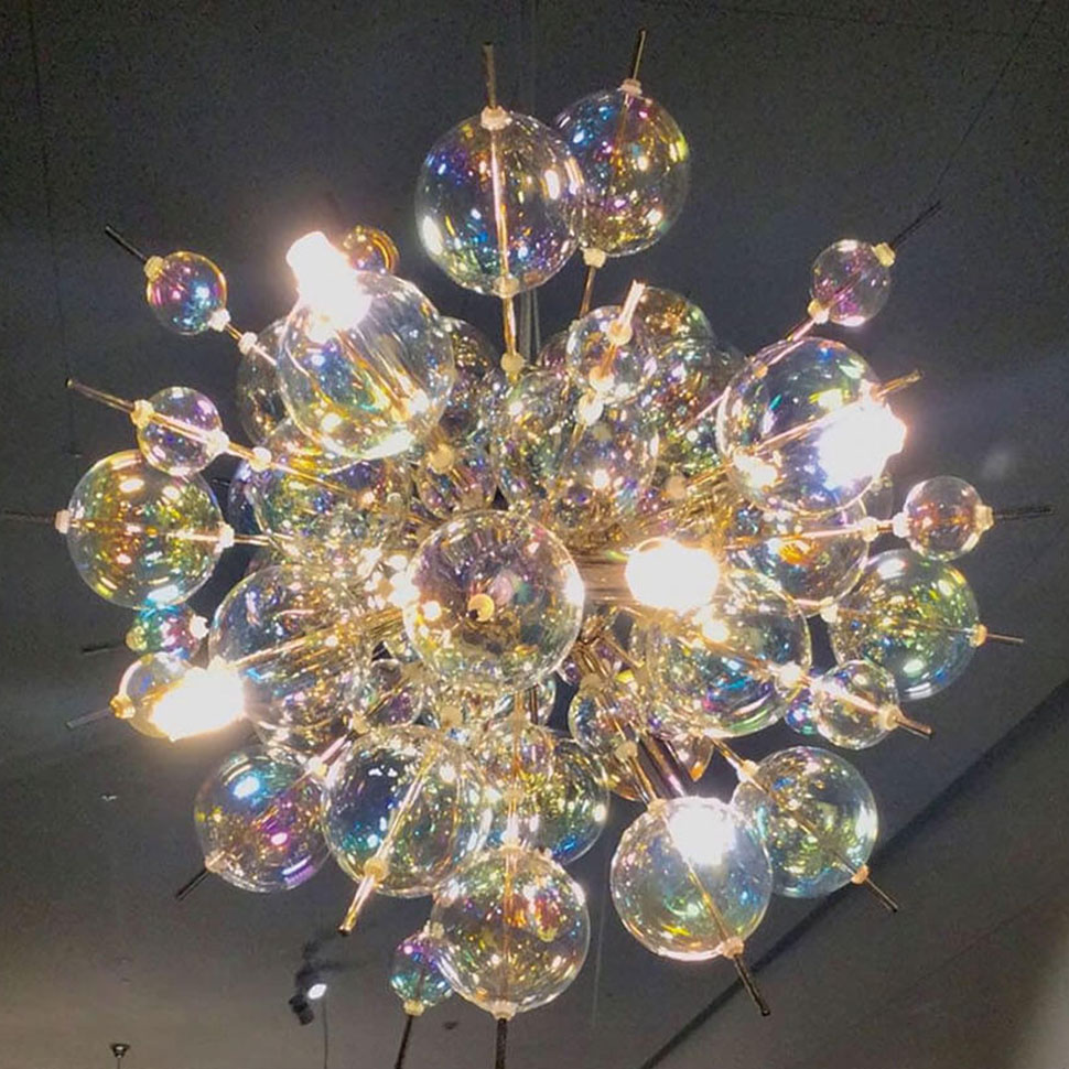 四方八方に飛び出した球体のガラスと電球が織りなすシャンデリア。きれいな光がガラスに乱反射している。