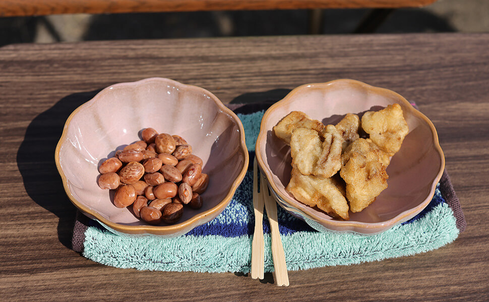 丹羽農園の試食品、しいたけの天ぷらと桑の木豆の料理