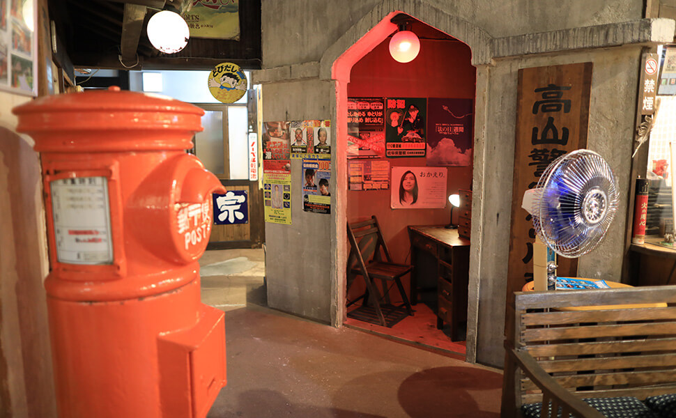 赤い郵便ポストがある高山昭和館の館内