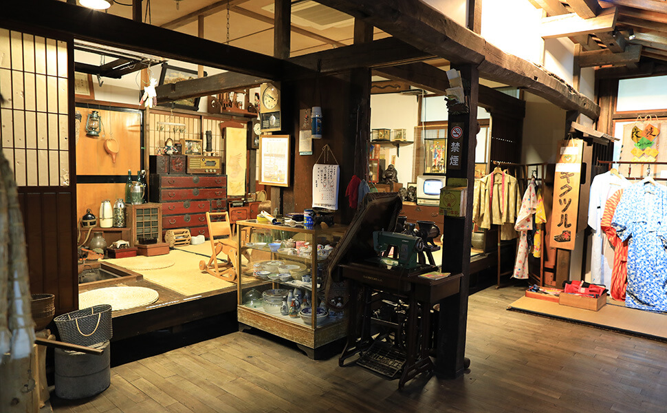 茶の間の空間に生活道具が展示されている高山昭和館