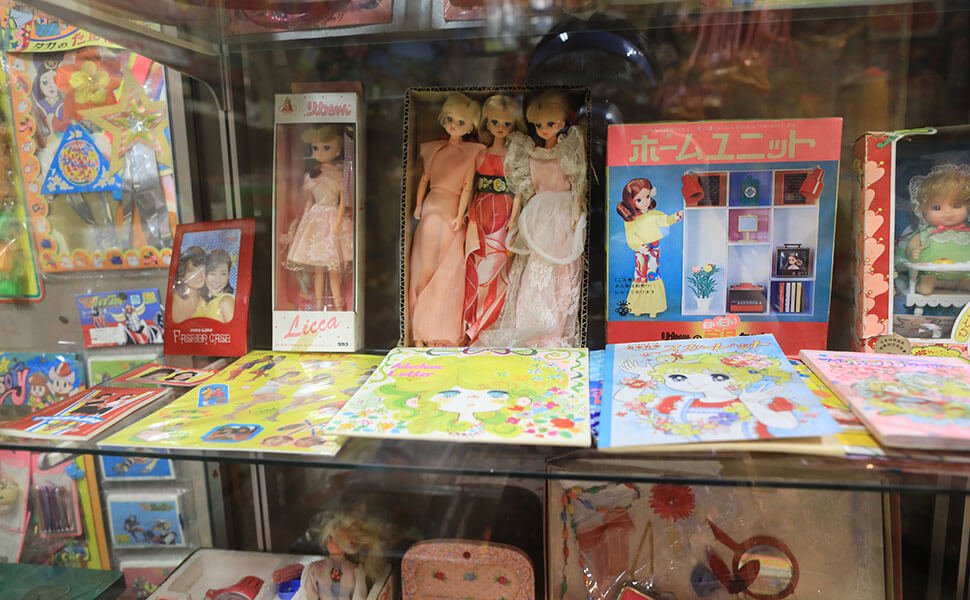 人形や文房具が展示されている高山昭和館