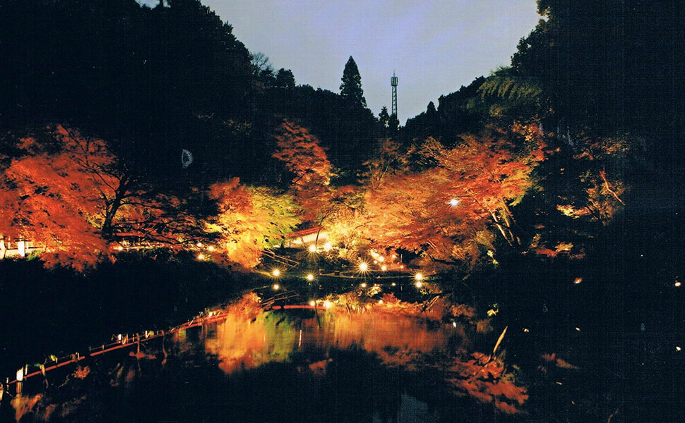 穴弘法の池に映る紅葉風景