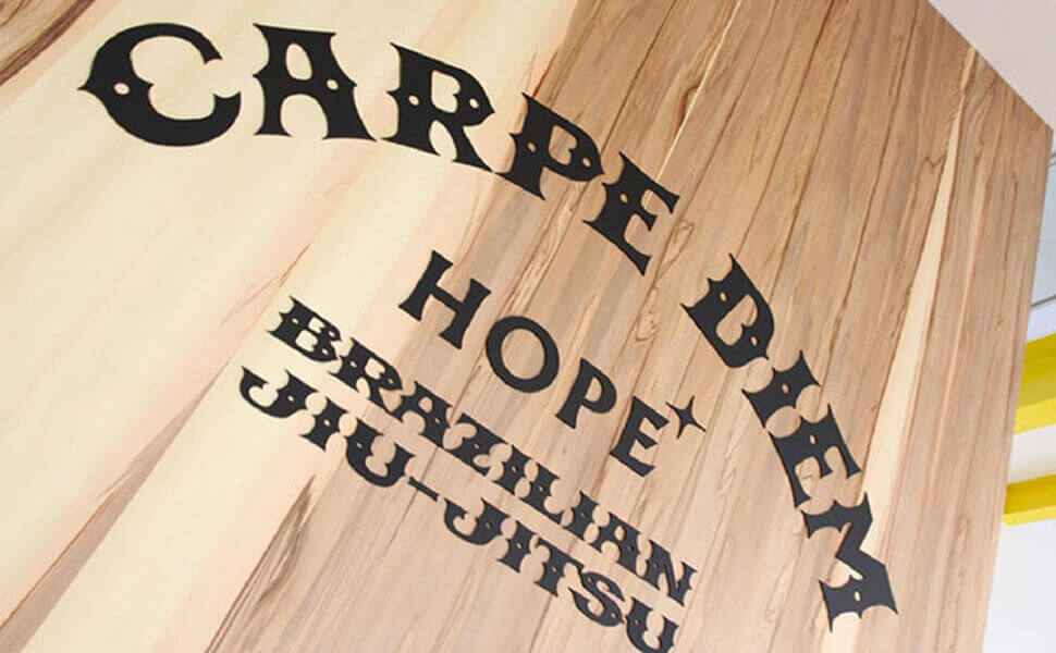 木の板にかれたCARPE DIEM HOPEの文字