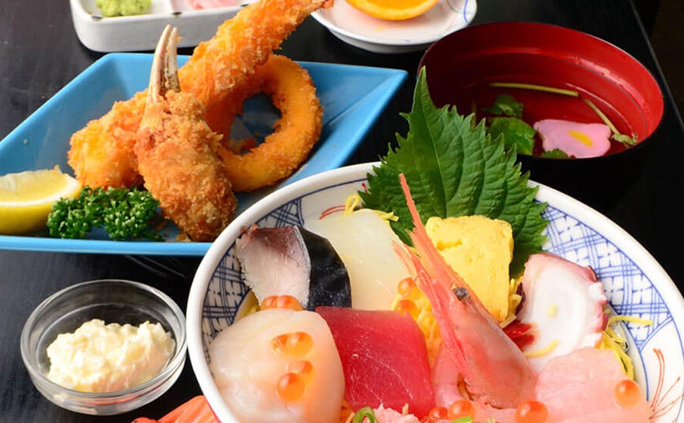 色とりどりな海鮮丼と揚げ物料理が別皿で提供