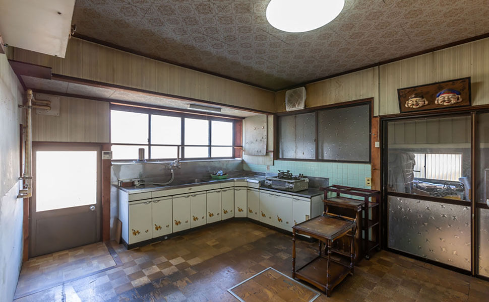 L字型に設けられたキッチンと、フローリングの床