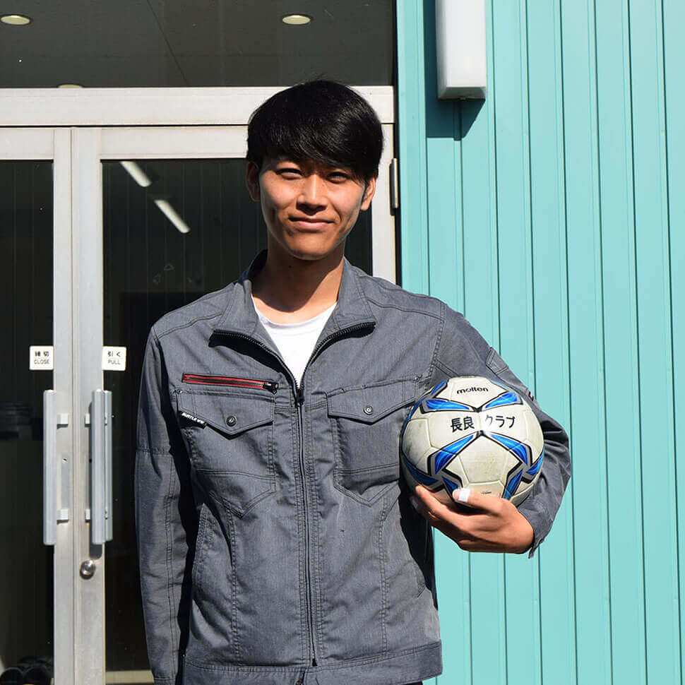 所属する社会人サッカーチーム「長良クラブ」のサッカーボールを持つ渡邉良太郎さん