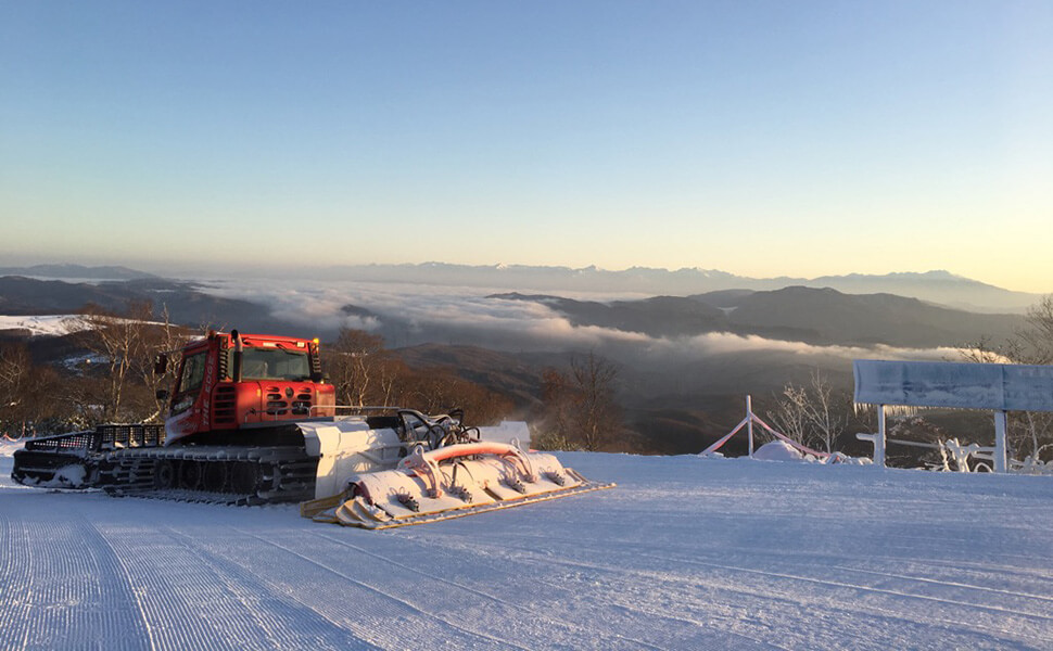 めいほうスキー場の圧雪車と雲海