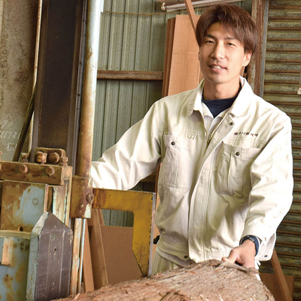 大きな丸太を加工する中川製材所の三代目代表の中川雅晴さん