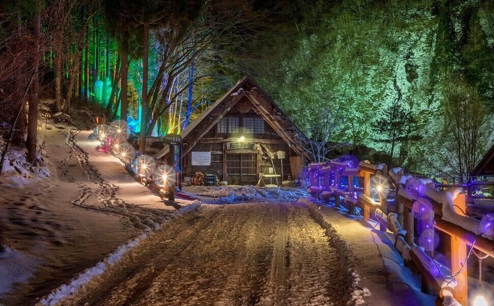 奥飛騨温泉郷の冬イベントタルマかねこおりライトアップ