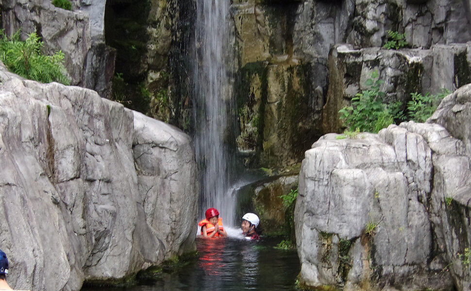 木曽川水園で行われる滝行体験の様子