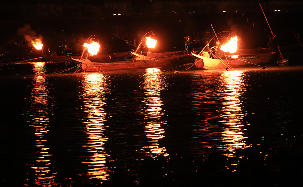 ぎふ長良川の鵜飼の篝火が水面に映る光景