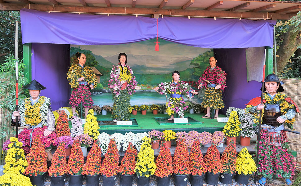 岐阜公園に飾られる菊人形
