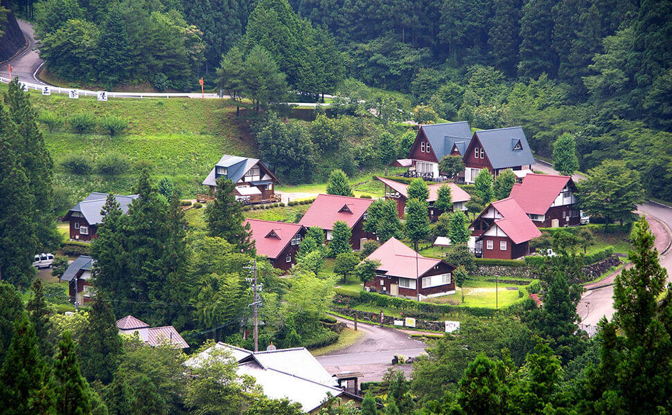 白川のほとりに建ち並ぶリゾート施設