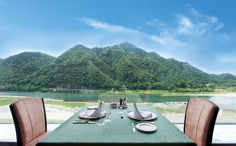 金華山と長良川を眺められるレストランの風景