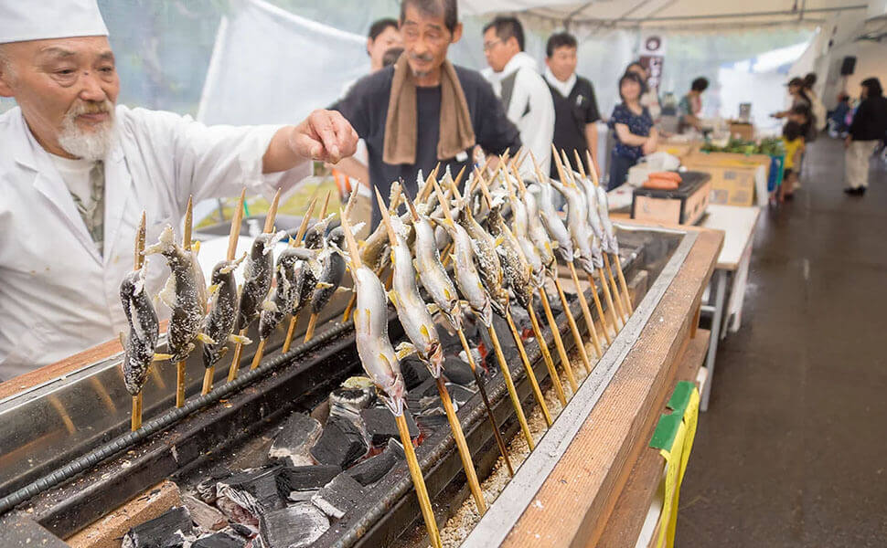 魚の塩焼きが職人さん監修で焼かれている
