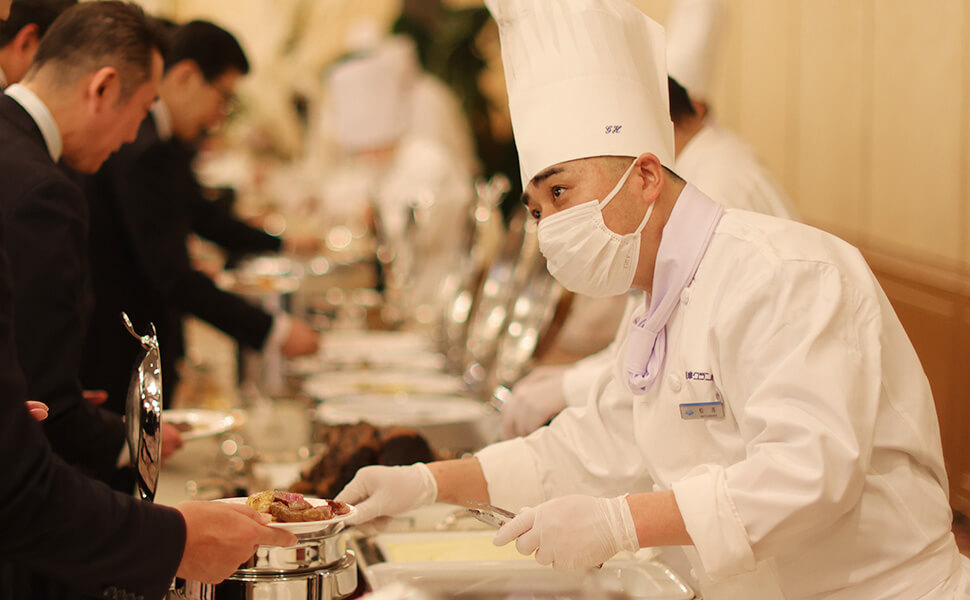 岐阜グランドホテル開業60周年感謝のつどいで料理をふるまう洋食スタッフ
