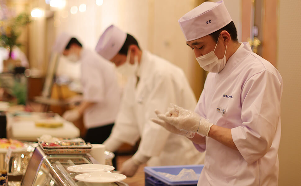 岐阜グランドホテル開業60周年感謝のつどいで料理をふるまう和食スタッフ