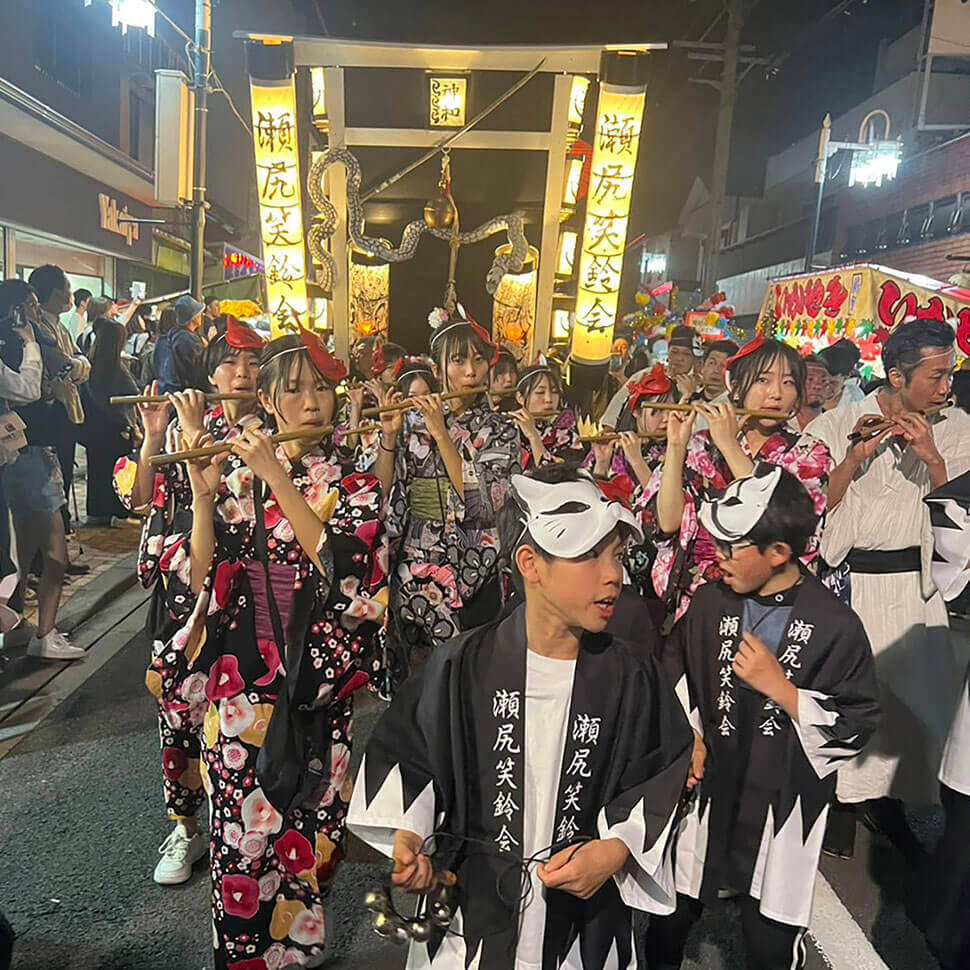 夜、神輿とともに町内を練り歩く。