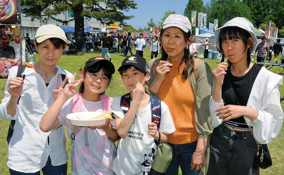 唐揚げなどを食べるグループ