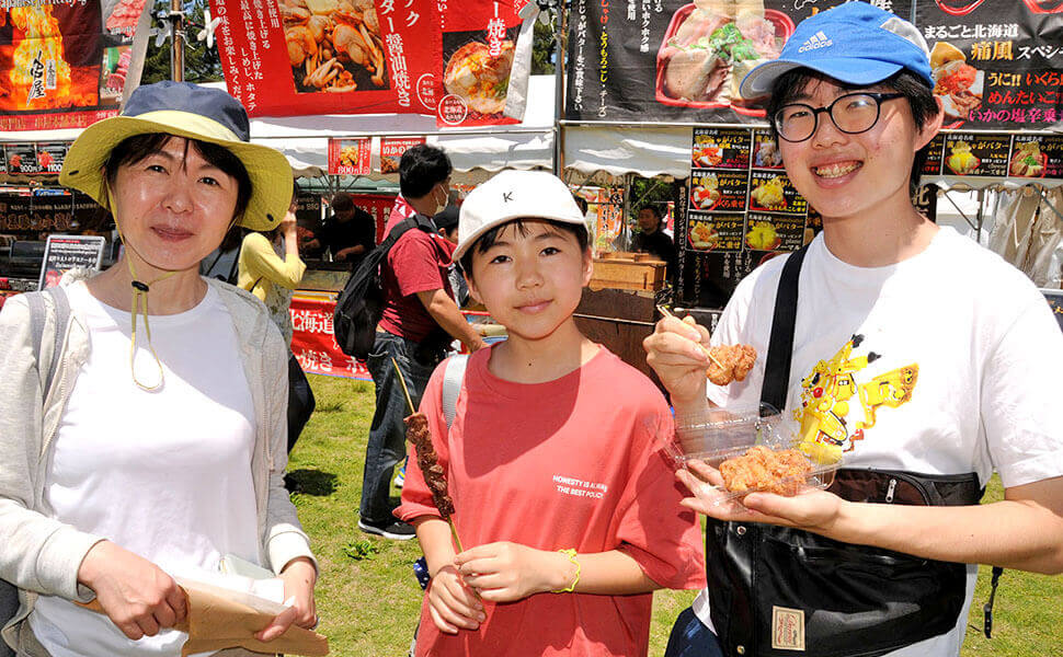 食事を楽しむ家族