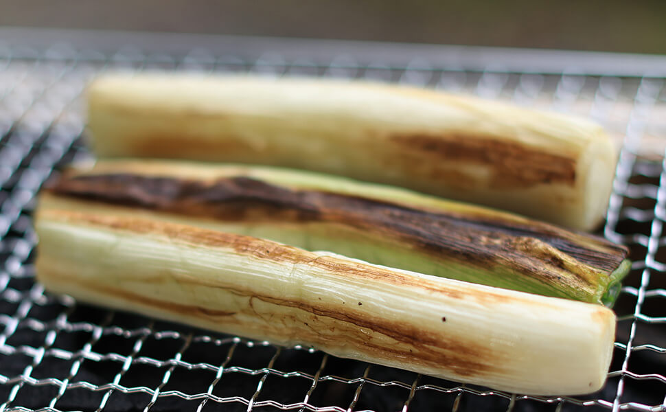 炭火焼きされている飛騨一本ねぎ