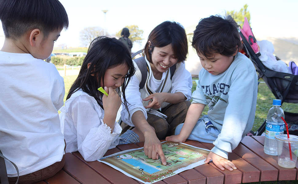 笠松みなと公園で謎解きをする親子