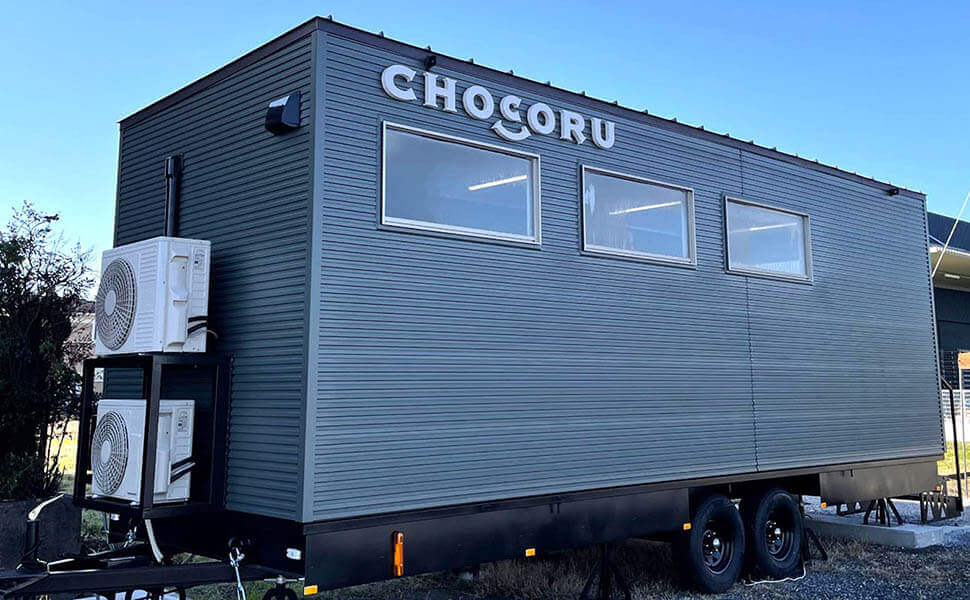深緑色のコンテナが目印のトレーラーショップチョコルの外観