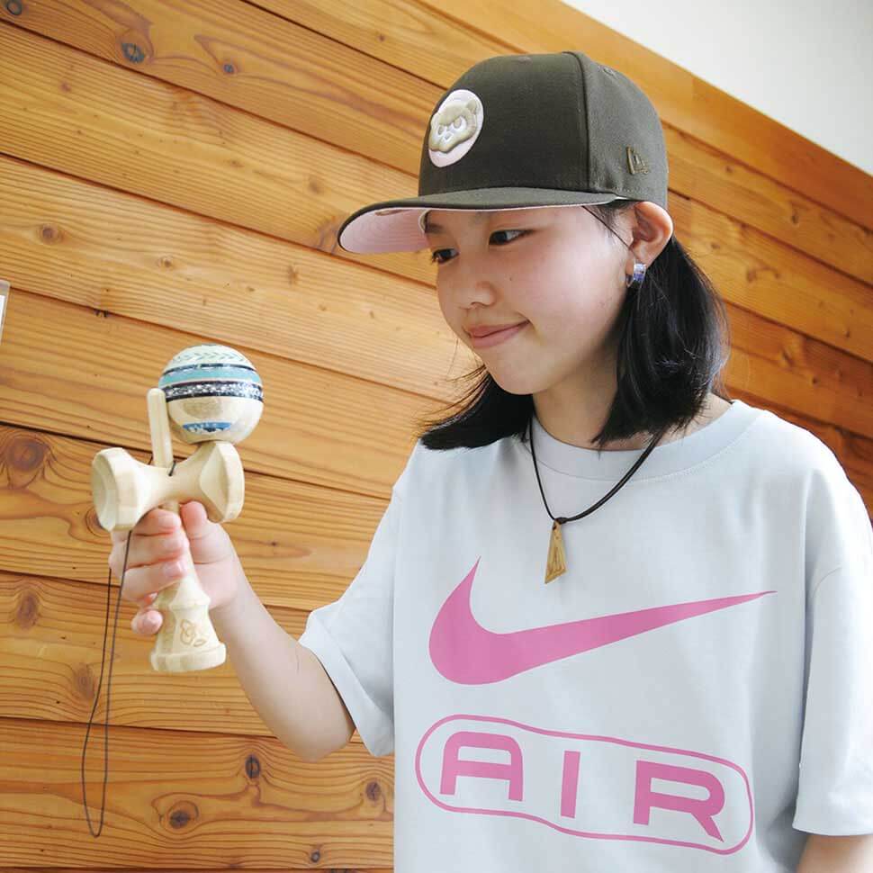 けん先と皿の間に玉を乗せる大技の「うぐいす」を披露する遠藤杏さん。