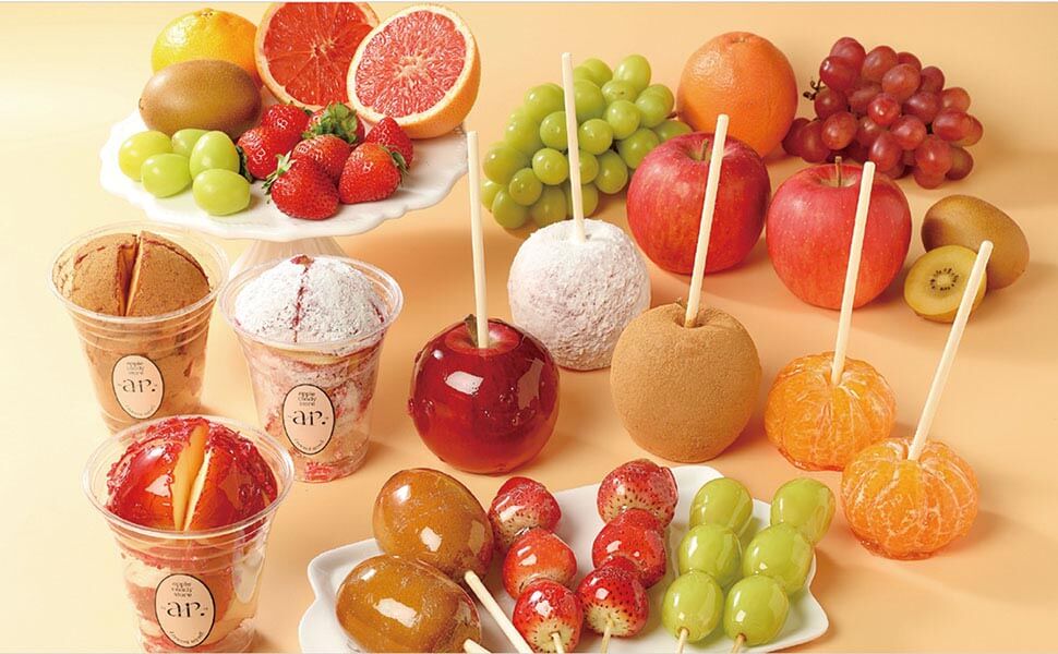 季節の果物を使用したフルーツ飴といろんな種類のりんご飴