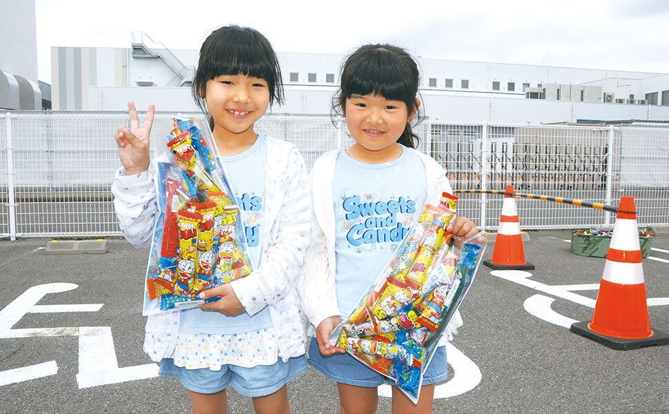うまい棒詰め放題にチャレンジした姉妹。