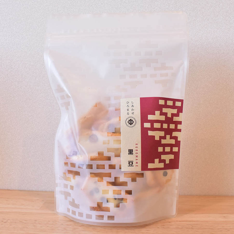 袋に入った黒豆のあられ