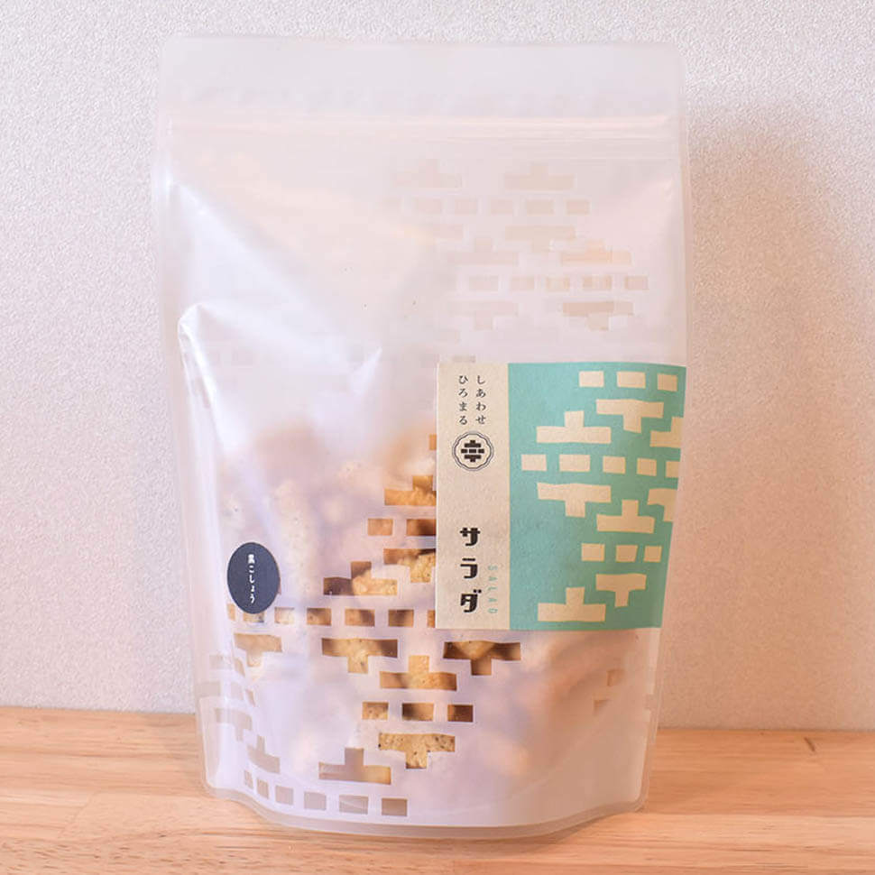 袋に入った鬼おかきサラダのあられ