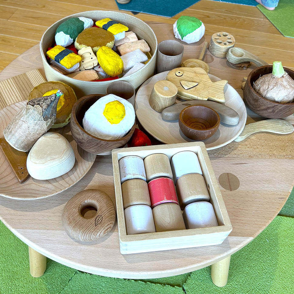 おままごと用の木で作られた食器や食材